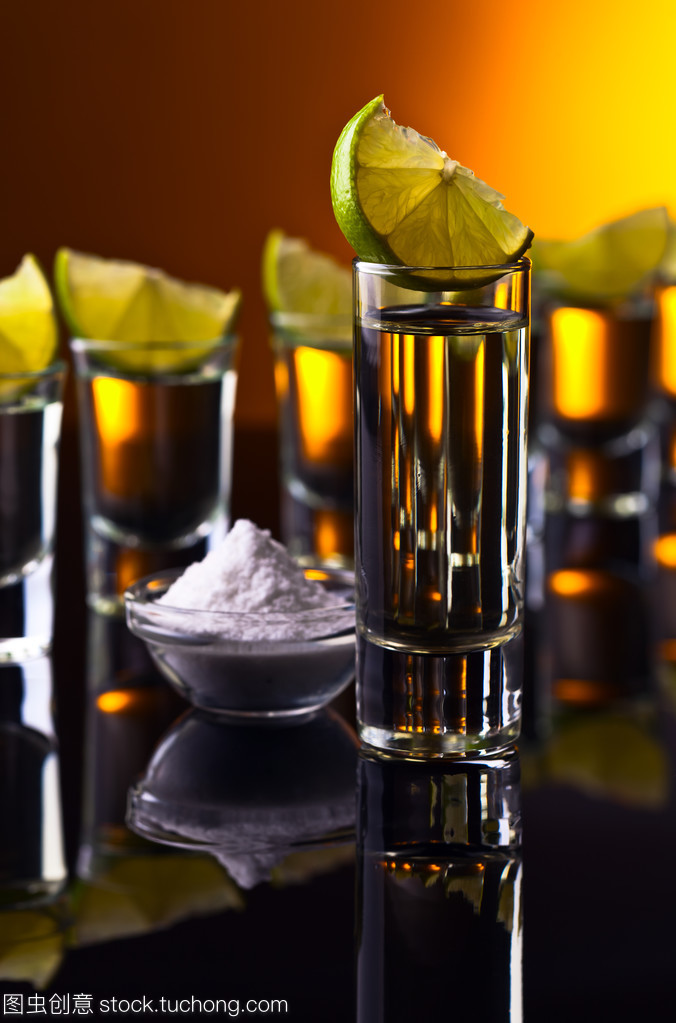 黑色反光背景上的金龙舌兰酒