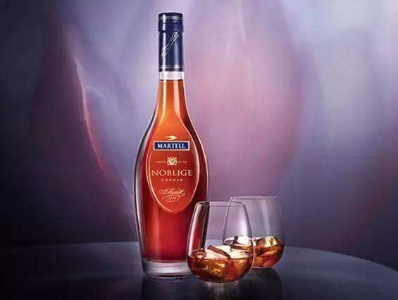 小区楼下新酒吧明日开业，品牌名酒免费畅饮